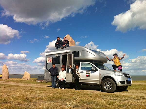 Yang Bei (right, top picture) and her family members spent 136 days touring half the world in a recreational vehicle last year. (Photo provided to China Daily)