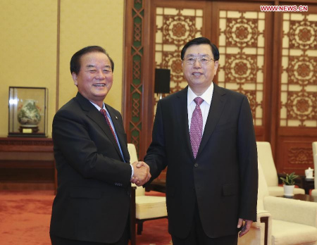 Zhang Dejiang (R), chairman of the Standing Committee of China's National People's Congress (NPC), shakes hands with Jeong Gab-yun, vice speaker of the Republic of Korea (ROK)'s National Assembly, at the Great Hall of the People in Beijing, capital of China, July 7, 2015. (Photo: Xinhua/Ding Lin)