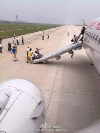 All passengers and crew were evacuated. (Photo/Weibo)