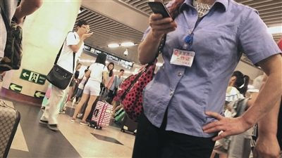A medical fraudster tries to lure patients at Beijing West Railway Station. (Photo/the Beijing News)