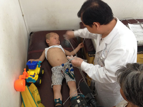 Hongbo receives a complete physical and mental examination in Puyang, Henan province, on Tuesday. (Zhang Di/for China Daily)