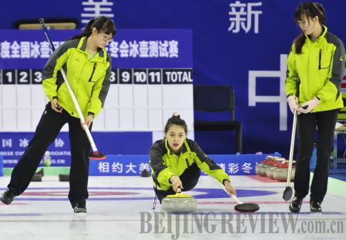 Curlers compete in a national contest in Urumqi, Xinjiang Uygur Autonomous Region, on April 20 (XINHUA)