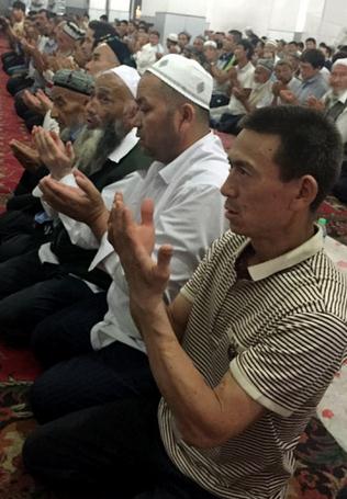 Muslims celebrating Ramadam pray at Baida Mosque in Urumqi, capital of the Xinjiang Uygur autonomous region, on Thursday. (China Daily/Hu Yongqi)