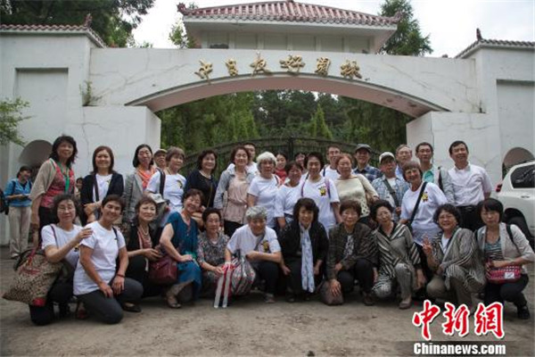 A group of 54 Japanese citizens, all now orphans, on Monday paid a visit to the graves of their adoptive Chinese parents in Fangzheng county in northeast China's Heilongjiang Province. Photo/Yu Kun