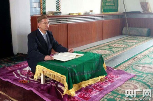 Yang Jie attends a religious service. (Photo/cnr.cn)