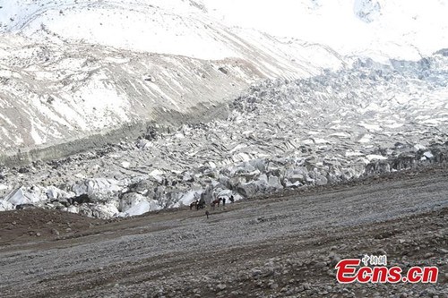 A huge section of the body of the Kongur Tiube glacier collapses in Akto county in the Kizilsu Kirghiz autonomous prefecture, Northwest Chinas Xinjiang Uygur autonomous region. Li Zhongqin, the head of CAS Tianshan Mountains Glacier Observation Station, says climate change is at the center of explanations of glacier movement. (Photo provided to China News Service)