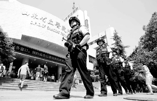 Police officers patrol outside Shandong Provincial Hospital, a major hospital in Shandong province, in June as part of an effort to prevent attacks against medical professionals and handle disputes between doctors and patients that might escalate into violence. (Xu Suhui/Xinhua)