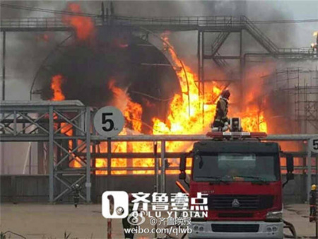 Firefighters arrive at a petrochemical plant which is engulfed in fire in east China's Shandong Province on Thursday, July 16, 2015. (Photo/Weibo)