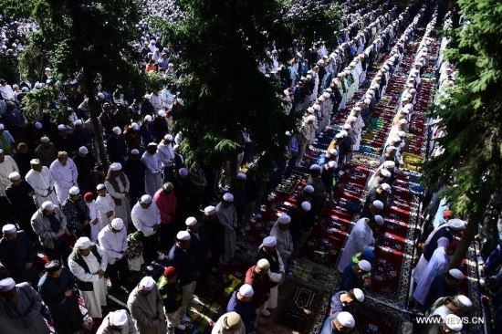 Muslims pray for celebrating the Eid al-Fitr which marks the end of Ramadan at Dongguan Mosque in Xining, capital of northwest China's Qinghai Province, July 17, 2015. (Photo: Xinhua/Zhang Hongxiang)