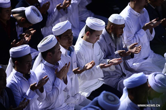 Muslims pray for celebrating the Eid al-Fitr which marks the end of Ramadan at Dongguan Mosque in Xining, capital of northwest China's Qinghai Province, July 17, 2015. (Xinhua/Zhang Hongxiang)