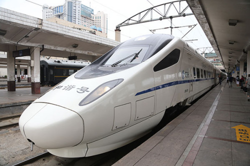 Train No D5001 leaves Harbin, Heilongjiang province, for a trial run. A new line will cut travel time drastically between Harbin and Qiqihar. (Bai Linhe/for China Daily)
