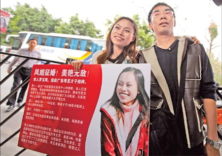 Luo Yufeng, better known as Sister Feng, poses with a passersby in Guangzhou during her marriage-seeking trip around the country in this undated file photo. Photo/China Daily