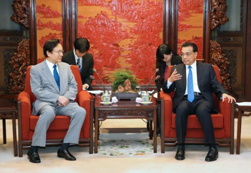 Premier Li Keqiang (R) meets with Japan's National Security Advisor Shotaro Yachi, who came to China to attend the first China-Japan high-level political dialogue, in Beijing, July 17, 2015. [Photo/Xinhua]