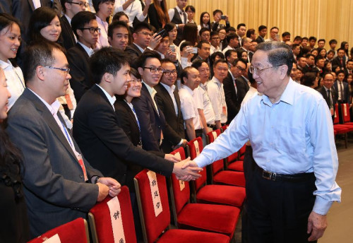 Yu Zhengsheng (R), chairman of the National Committee of the Chinese People's Political Consultative Conference (CPPCC), meets with a delegation of representatives of youth associations from Hong Kong and Macao, which was led by young CPPCC members from the two special administrative regions, in Beijing, capital of China, July 17, 2015. (Photo: Xinhua/Pang Xinglei)