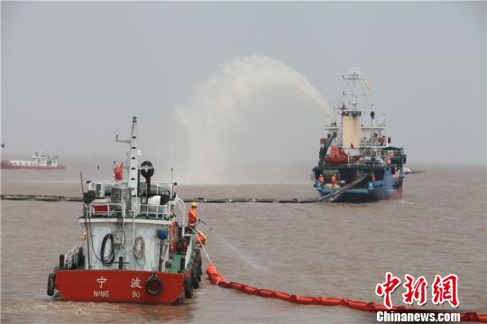 A joint marine drill aiming to control possible fuel diesel pollution is held in Ningbo, Zhejiang province on June 5, 2015. (Photo/Chinanews.com)