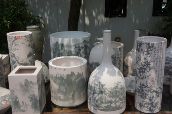 Porcelain works from different artists are exhibited in Expo Milano. (Photo/Jxnews.com.cn)