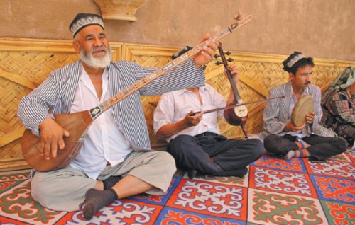 Performers play traditional musical instruments for visitors in Kashgar, the Xinjiang Uygur autonomous region, on Tuesday. (Hu Yongqi/China Daily)