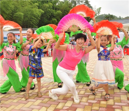 Some women and children practice a dance routine in Anyuan, Jiangxi province. (Photo by Zhong Zhijiang/For China Daily)