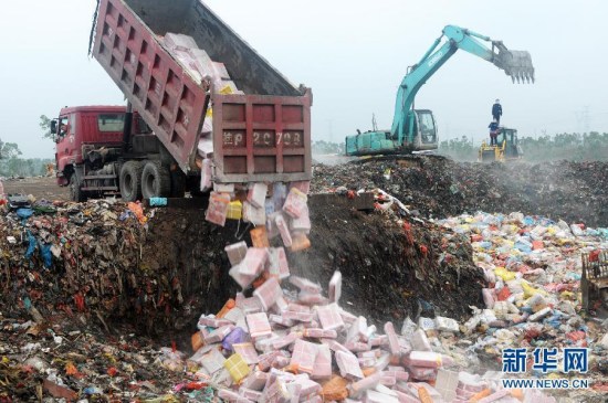 Frozen meat smuggled into China is destroyed in Dongxing city, in Southwest Chinas Guangxi Zhuang autonomous region, March 10, 2015. Chinese customs officials seized 420,000 tonnes of smuggled frozen meat in crackdowns up to June 23rd. A policeman said some of the confiscated meat was packed in other countries during World War II. (Photo/Xinhua)