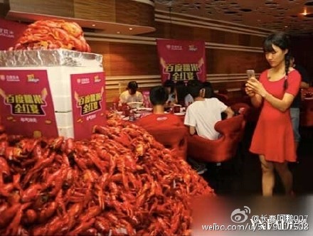 A customer takes photos of the Hot and Spicy Crayfish. (Photo/Sina Weibo)
