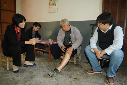 Staff members from a legal aid center in Xi'an, Shaanxi province, visit Wang Chang'an (second from right). Wang, who lives in Gaoling county, asked for legal advice after being injured. (Liu Xiao/Xinhua)
