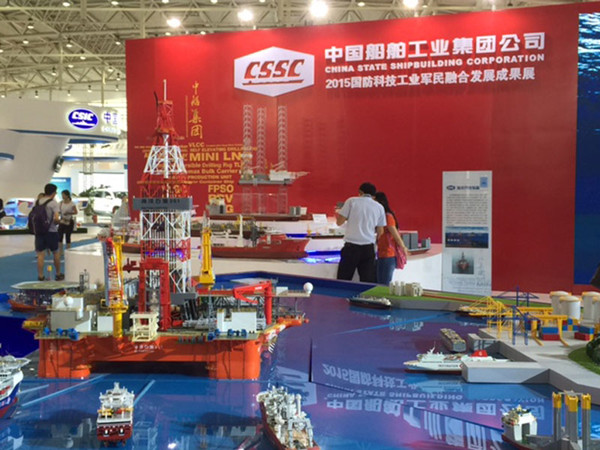 A model of the 981 Drilling Platform is displayed at the booth of China State Shipbuilding Corporation. (Photo: CRIENGLISH.com/Li Yan)