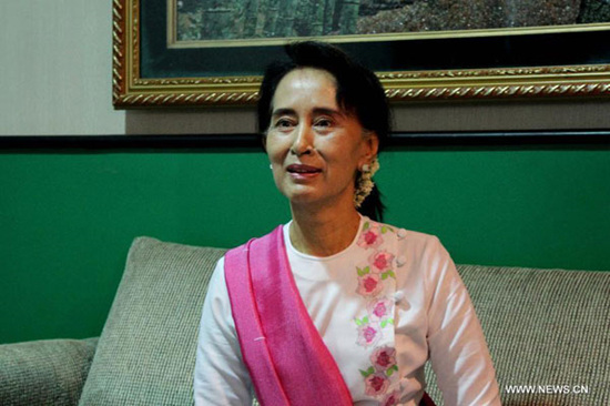 Photo taken on June 10, 2015 shows Myanmar's National League for Democracy (NLD) chairperson Aung San Suu Kyi at Yangon International Airport in Yangon, Myanmar. Aung San Suu Kyi left here on Wednesday for her first visit to China aimed at enhancing mutual understanding and promoting cooperation and friendly relations between the two neighbors. (Photo/Xinhua)