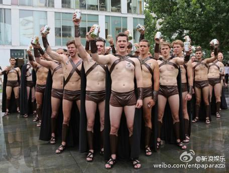 A group of male foreigners dressed as Spartans promote a new restaurant product in Beijing on July 22. ��Photo/Sina Weibo of Sina Entertainment Paparazzi��
