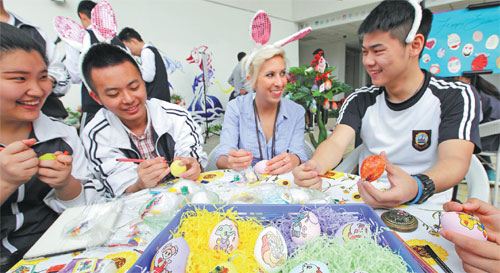 Chinese students learn about the Easter tradition with their foreign teacher at an international school in Zhuji city, Zhejiang province. Luo Shanxin/for China Daily
