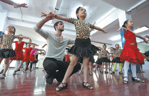 A dance teacher from Russia instructs children at an art school in Dongxiang, Jiangxi province. (Photo by He Jianghua/for China Daily)