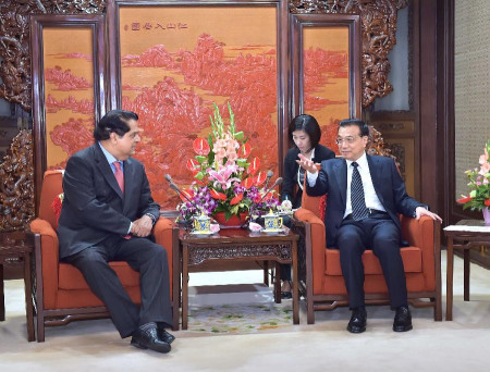 Chinese Premier Li Keqiang (R) meets with President of the New Development Bank (NDB) K.V. Kamath in Beijing, capital of China, July 23, 2015. The NDB opened in Shanghai on Tuesday to finance infrastructure projects, mainly in BRICS countries -- the emerging economies of Brazil, Russia, India, China and South Africa. (Photo: Xinhua/Li Tao)
