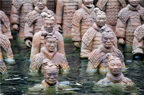 Terracotta Warrior figures rise out of the waters of Lake Constance at the Bregenz Festival's lake stage, where Giacomo Puccini's opera Turandot opened the monthlong celebration of the performing arts on Wednesday. The stage set featured a giant structure based on the Great Wall. (Photo by Qian Yi/Xinhua)