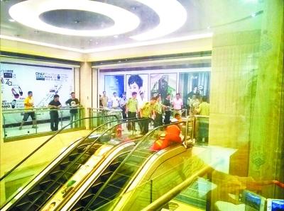 An operating escalator in a Chinese shopping mall opens a gap all of a sudden at the top, killing a 30-year-old woman. (Photo/Wuhan Evening News)