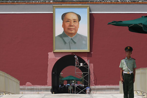 A worker paints the wall of the Tian'anmen Rostrum on Sunday as part of the preparations for the 70th anniversary of the end of World War II celebrations on Sept 3.(Wang Zhuangfei/China Daily)