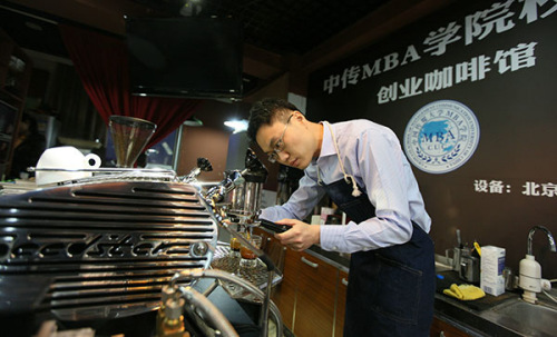 Liang Chen, 33, who graduated with an MBA from Communication University of China in 2012, works at the coffee store he founded near the school in Beijing. His business is brisk and he is planning to expand his business.(A Jing/China Daily)