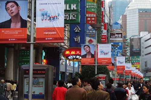 An advertisement for men's skin care products along Nanjing Road in Shanghai. (Photo/China Daily)