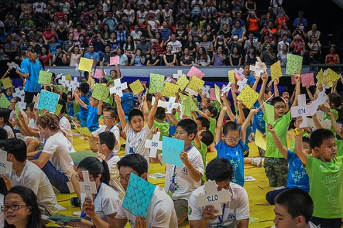 Young sudoku players cheer for their upcoming success on setting a Guinness World Record by solving the largest multi-sudoku puzzle in the world in Beijing on Saturday. (Wang Zhuangfei/China Daily)