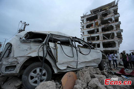 Somali government soldiers stand outside the ruins of the Jazeera hotel after an attack in Somalia's capital Mogadishu, July 26, 2015. The Chinese Embassy to Somalia was partially damaged with personnel injuries during the hotel blast.(Photo/Agencies)