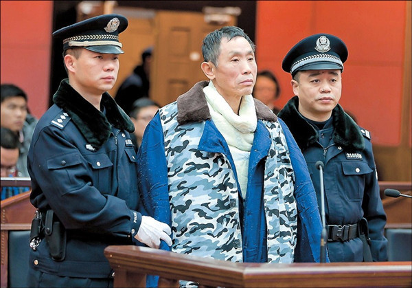 Fan Jieming stands trial at the Shanghai No. 2 Intermediate Peoples Court in a previous hearing held in last January. (file photo) 