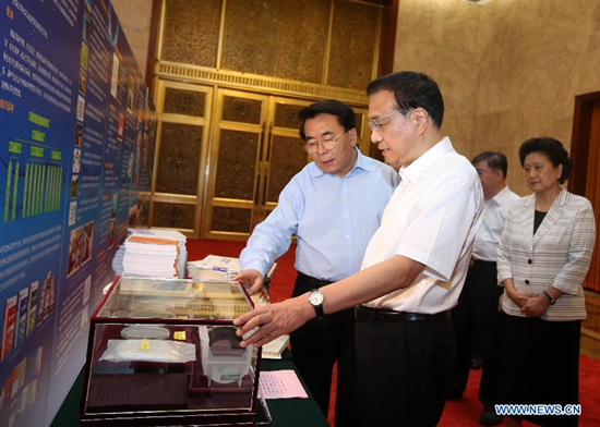 Chinese Premier Li Keqiang visits a display of the history and acheivements of the Academic Divisions of the Chinese Academy of Sciences (CAS) before a symposium on science and technology strategy in Beijing, China, July 27, 2015. (Xinhua/Pang Xinglei)