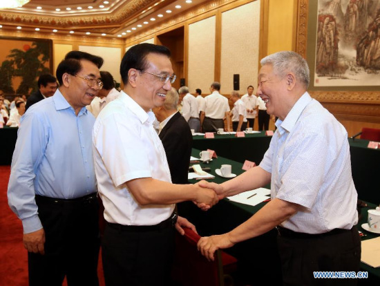 Chinese Premier Li Keqiang shakes hands with Sun Jiadong, representative of Chinese Academy of Sciences (CAS) members, at a symposium on science and technology strategy in Beijing, China, July 27, 2015. (Xinhua/Pang Xinglei)