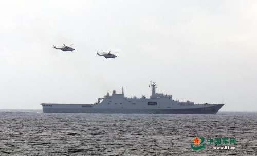 A landing ship division of the South China Sea Fleet, a marine brigade, a navy aviation unit, an amphibious armored force and other units jointly conduct a transportation drill in middle July 2015. (Photo/www.81.cn)