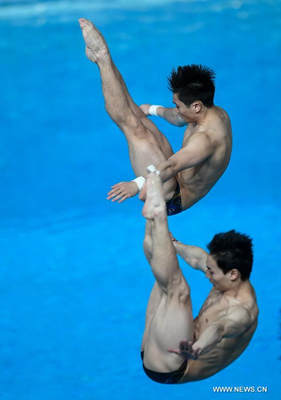 Qin Kai and Cao Yuan of China compete in the men's 3m synchronised springboard final at the 2015 Swimming World Championships in Kazan, Russia, July 28, 2015. The Chinese pair claimed the title of the event with a score of 471.45 points. (Xinhua/Jia Yuchen)