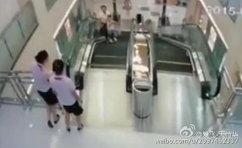 In Jingzhou, Hubei Province, a woman was killed after falling through a gap in an escalator. The accident is caight on video.