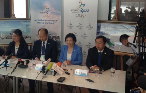 (From left to right) Gui Lin, director of facility planning on the Beijing Winter Olympic Games Committee, Wang Xiaotao, vice-chairman of the National Development and Reform Commission, environmental expert Song Qiang, vand Wang Hui, a Beijing bid spokeswoman, attend a press conference in Kuala Lumpur, Malaysia on July 28, 2015. (Photo by Sun Xiaochen/chinadaily.com.cn)
