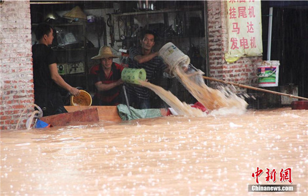 In Guangxi, 450,300 people have been affected by heavy rain since last Thursday. (Photo/China News Service)
