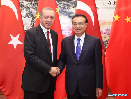 Chinese Premier Li Keqiang shakes hands with visiting Turkish President Recep Tayyip Erdogan in Beijing, China, July 29, 2015. (Photo: Xinhua/Pang Xinglei)