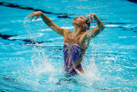 Huang Xuechen of China performs during the synchronised swimming free solo final at the 2015 Swimming World Championships in Kazan, Russia, July 29, 2015. Huang took the silver medal with a score of 95.7000 points. (Xinhua/Zhang Fan)