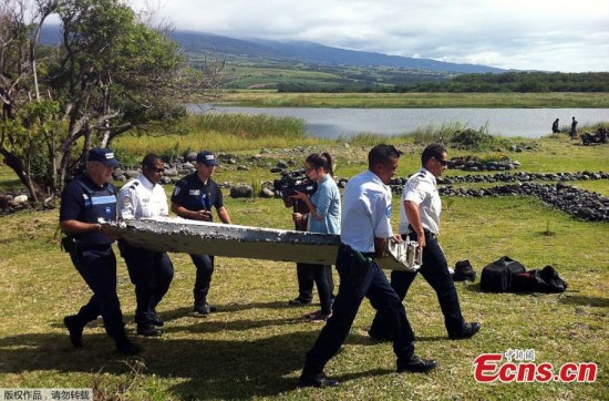 Officials examine debris found washed up on Reunion island east of Madagascar to determine if it is related to the missing MH370. The debris found in the western Indian Ocean on Wednesday appears to be part of a Boeing 777, the same model as Malaysia Airlines Flight 370 that disappeared in 2014. (Photo/Agencies)
