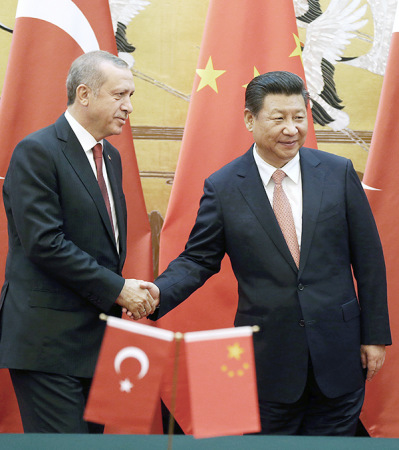 President Xi Jinping and his Turkish counterpart Recep Tayyip Erdogan appear at the Great Hall of the People on Wednesday after agreements were signed to improve bilateral cooperation. (Xu Jingxing/China Daily)